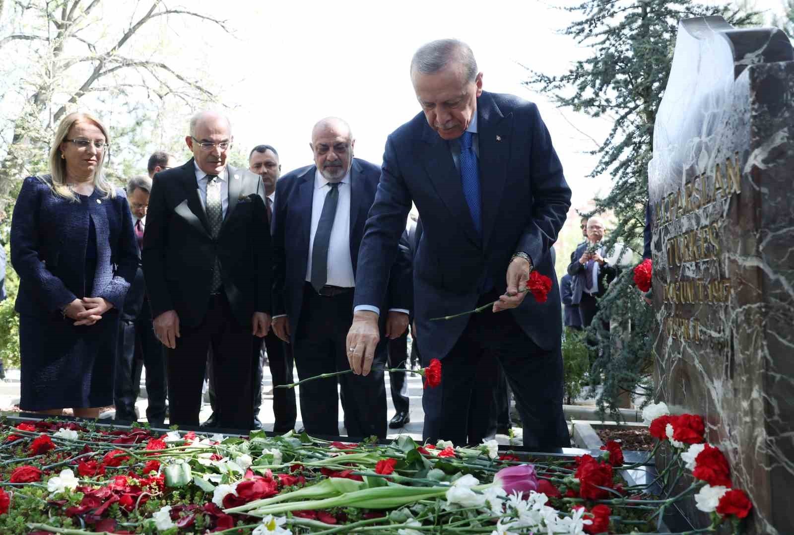 Cumhurbaşkanı Erdoğan, Alparslan Türkeş'in kabrini ziyaret etti.