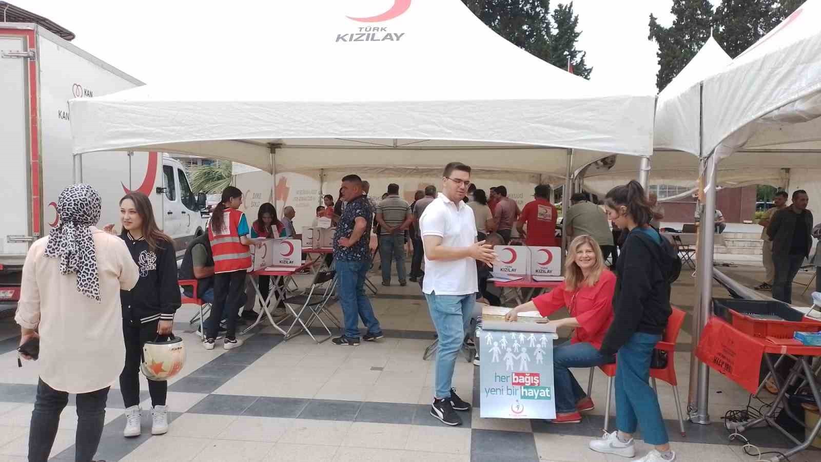 Öğrenciler velilerini ikna etti kan bağışına yoğun ilgi oldu