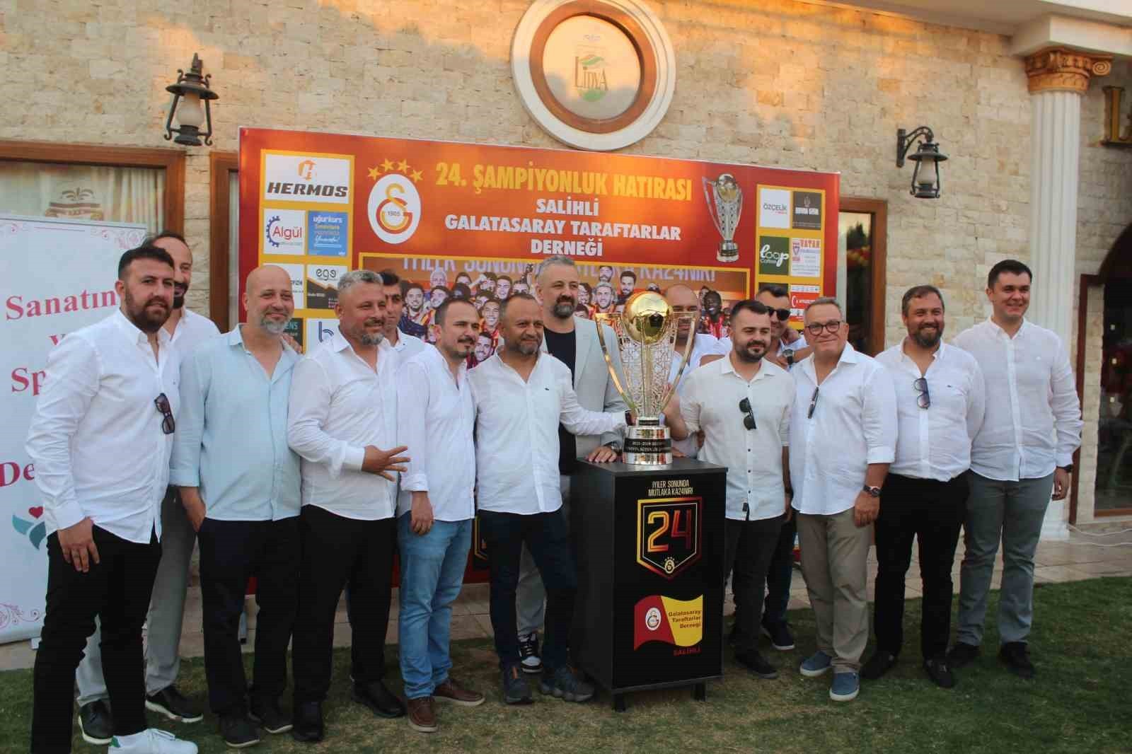 Galatasaray'ın 24. şampiyonluk kupası, taraftarlarla buluştu