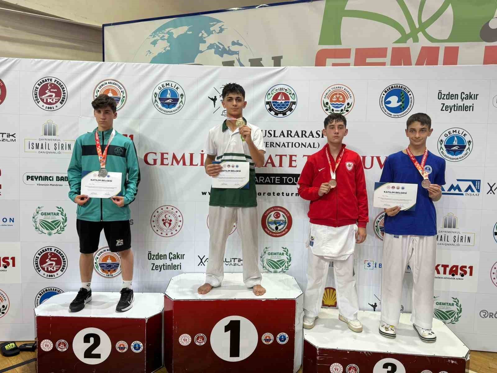 Manisa BBSK Karate takımından 16 madalya
