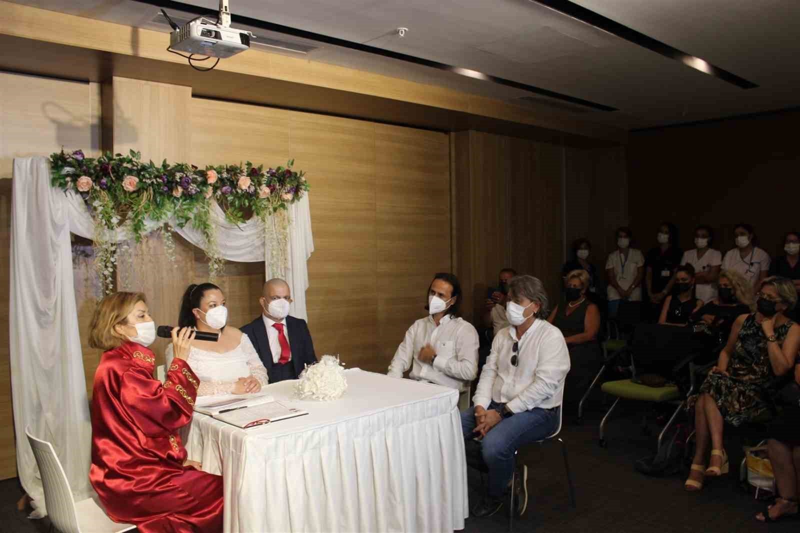 Evliliklerinin ve naklin 2. yıl dönümünü nikahları kıyılan hastanede kutladılar