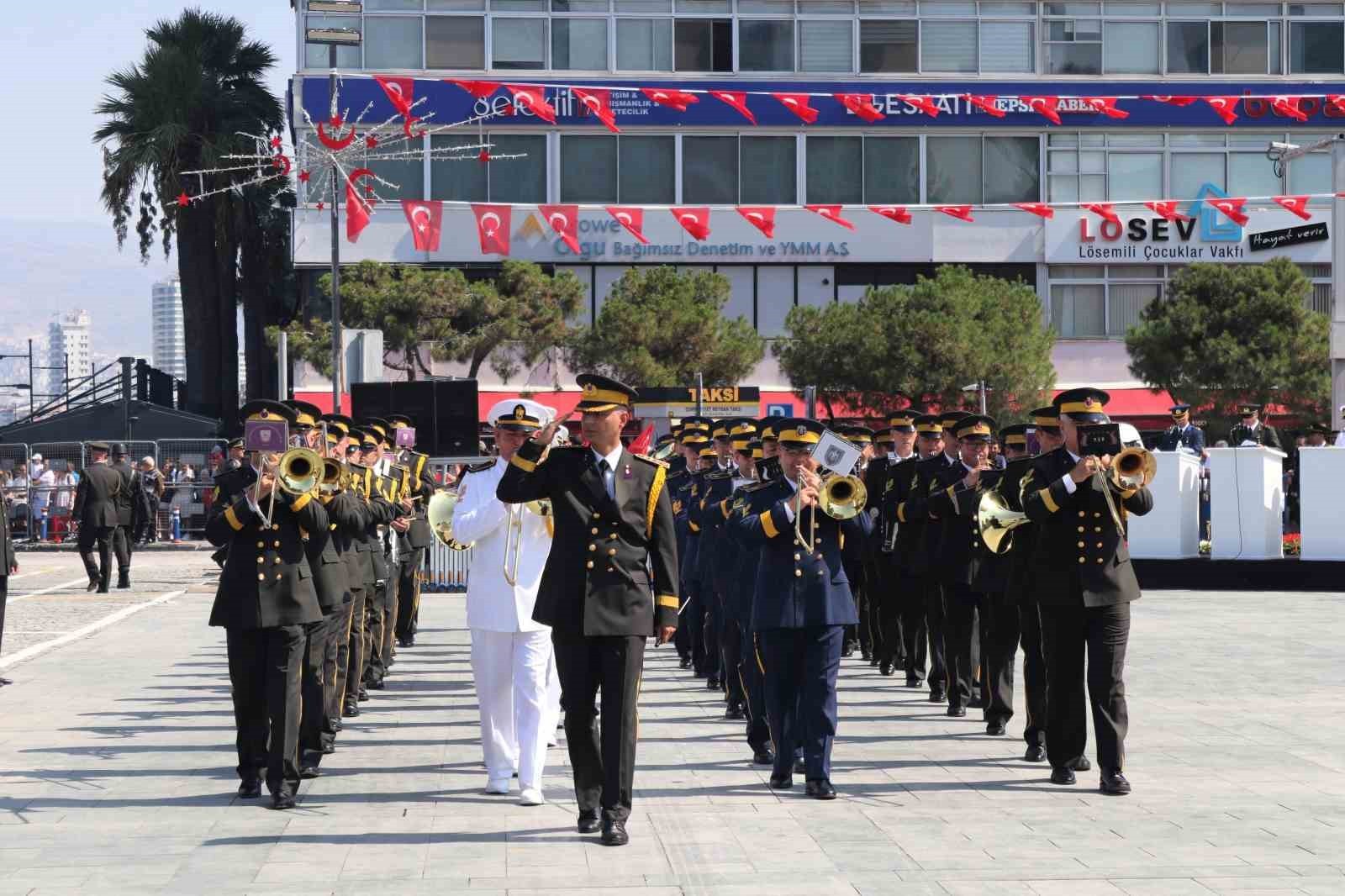 İzmir'de 30 Ağustos Zafer Bayramı coşkuyla kutlandı