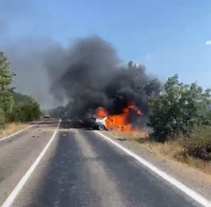 Kaza yapan otomobil alev topuna döndü!