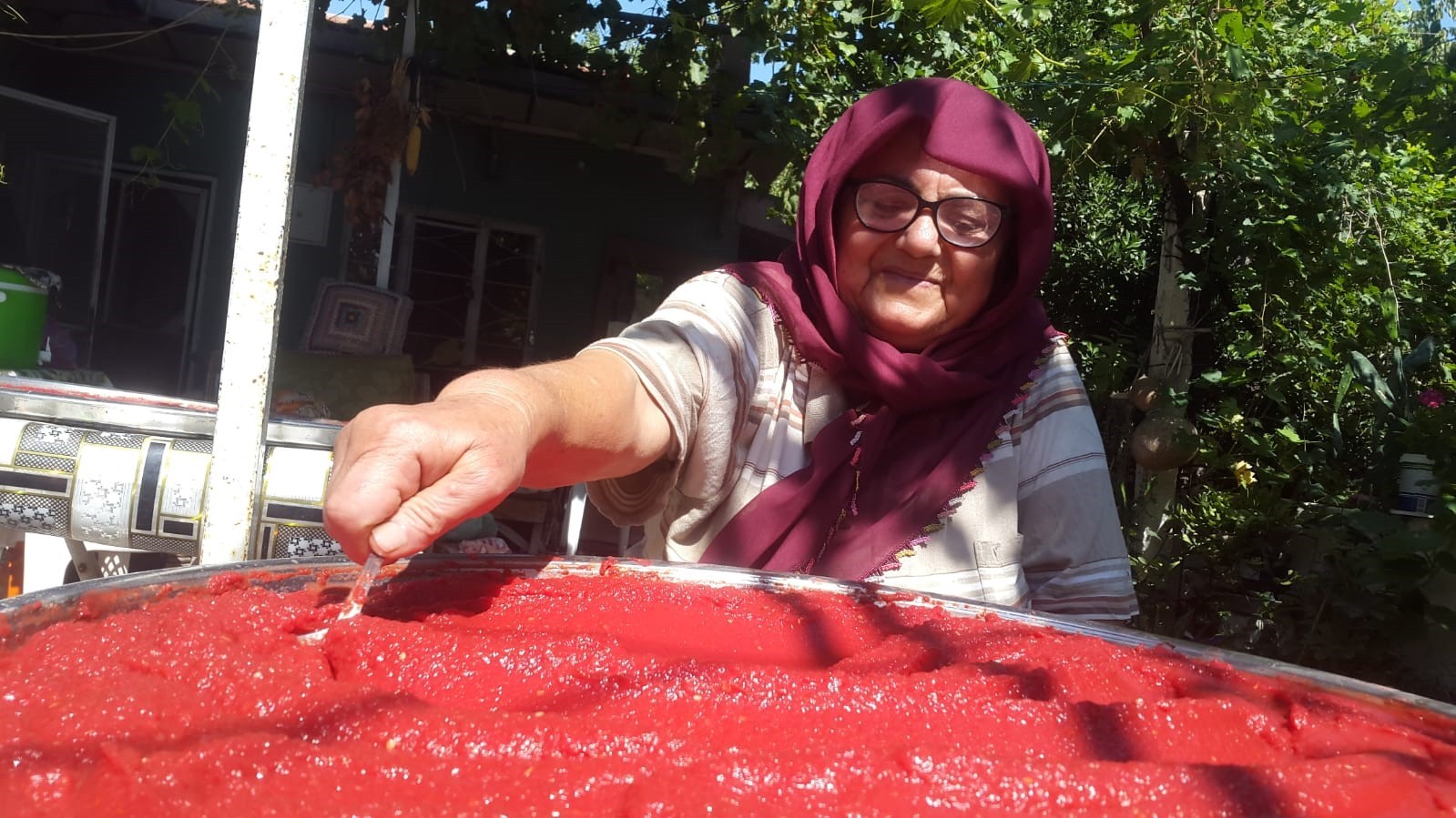 Manisa'da kadınların salça mesaisi