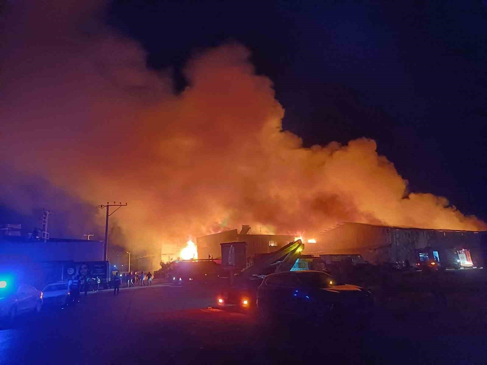 Manisa'da korkutan depo yangını!