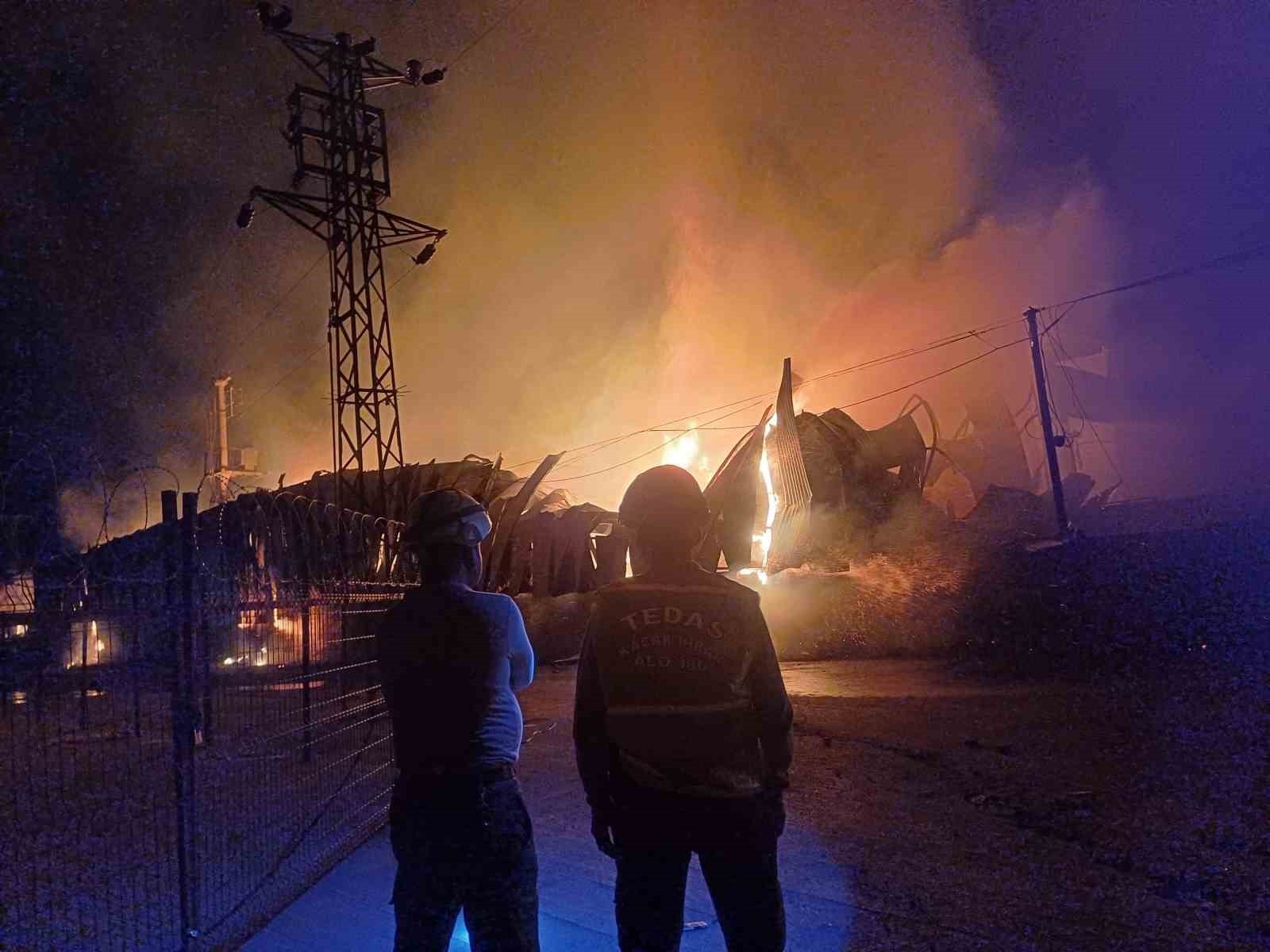 Manisa'da korkutan depo yangını!