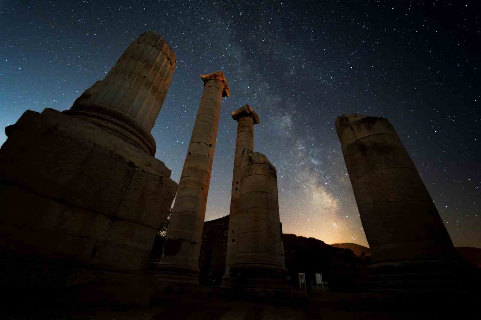 Sardes Antik Kenti, samanyolu ve perseid meteor yağmurunu buluşturdu