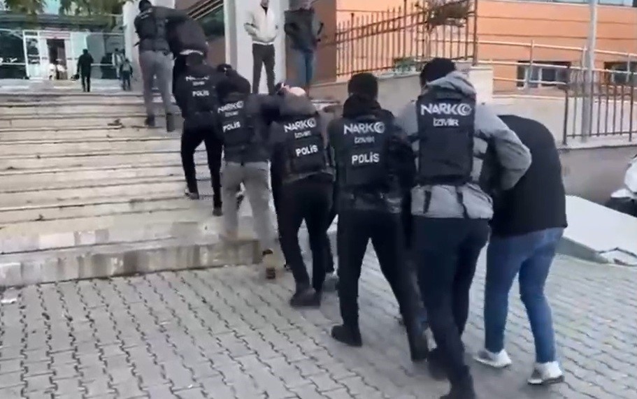 6 ay takip edilen uyuşturucu tacirlerinin adreslerine şok baskın