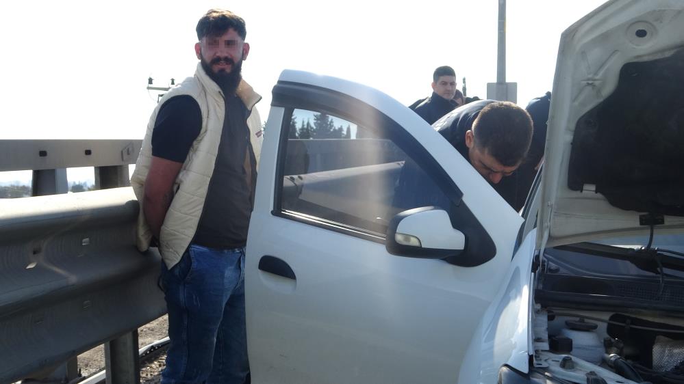 Polis, lastiklerini patlatarak durdurdu: "Ehliyetsiziz diye araba mı kullanmayalım"
