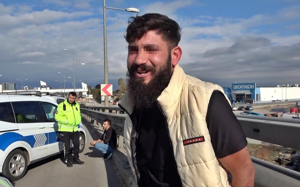 Polis, lastiklerini patlatarak durdurdu: "Ehliyetsiziz diye araba mı kullanmayalım"
