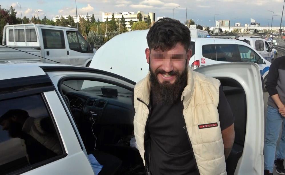 Polis, lastiklerini patlatarak durdurdu: "Ehliyetsiziz diye araba mı kullanmayalım"