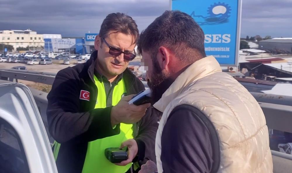 Polis, lastiklerini patlatarak durdurdu: "Ehliyetsiziz diye araba mı kullanmayalım"