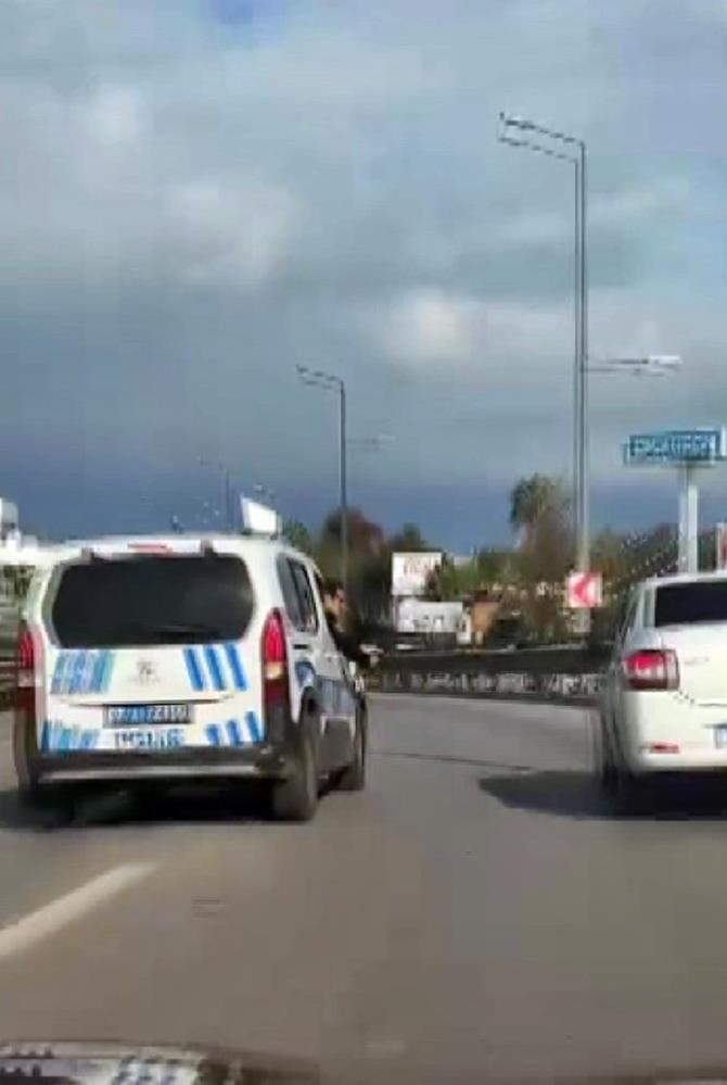 Polis, lastiklerini patlatarak durdurdu: "Ehliyetsiziz diye araba mı kullanmayalım"