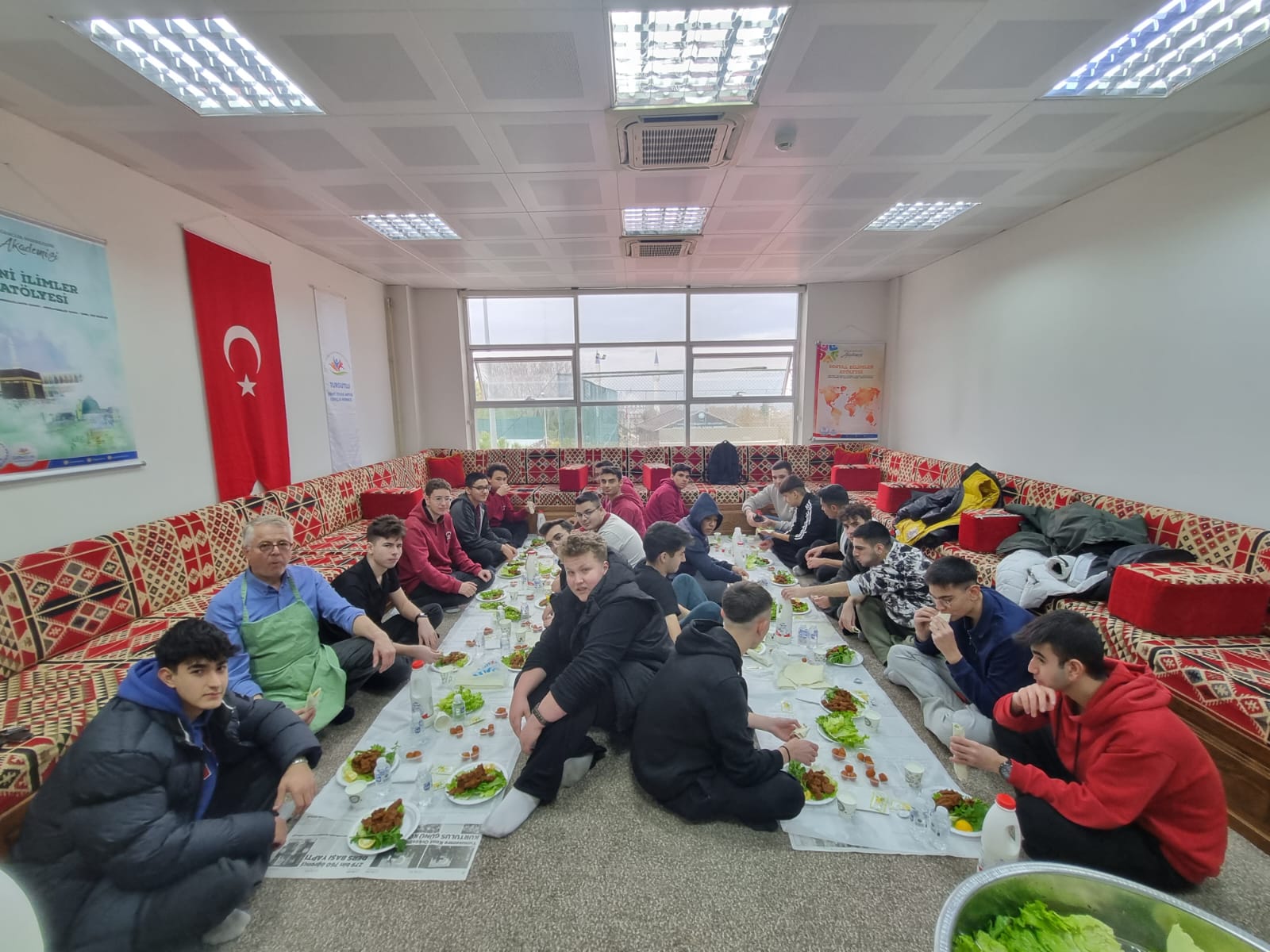 Turgutlu'da son sınıf öğrencileri ve öğretmenleri çiğköfte etkinliğinde buluştu