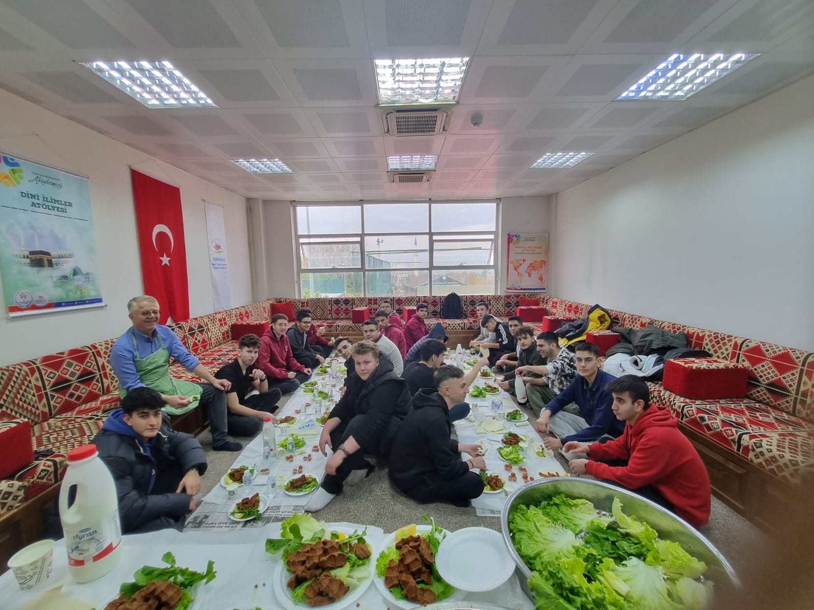 Turgutlu'da son sınıf öğrencileri ve öğretmenleri çiğköfte etkinliğinde buluştu