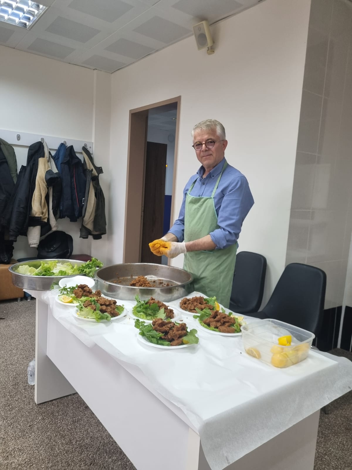 Turgutlu'da son sınıf öğrencileri ve öğretmenleri çiğköfte etkinliğinde buluştu