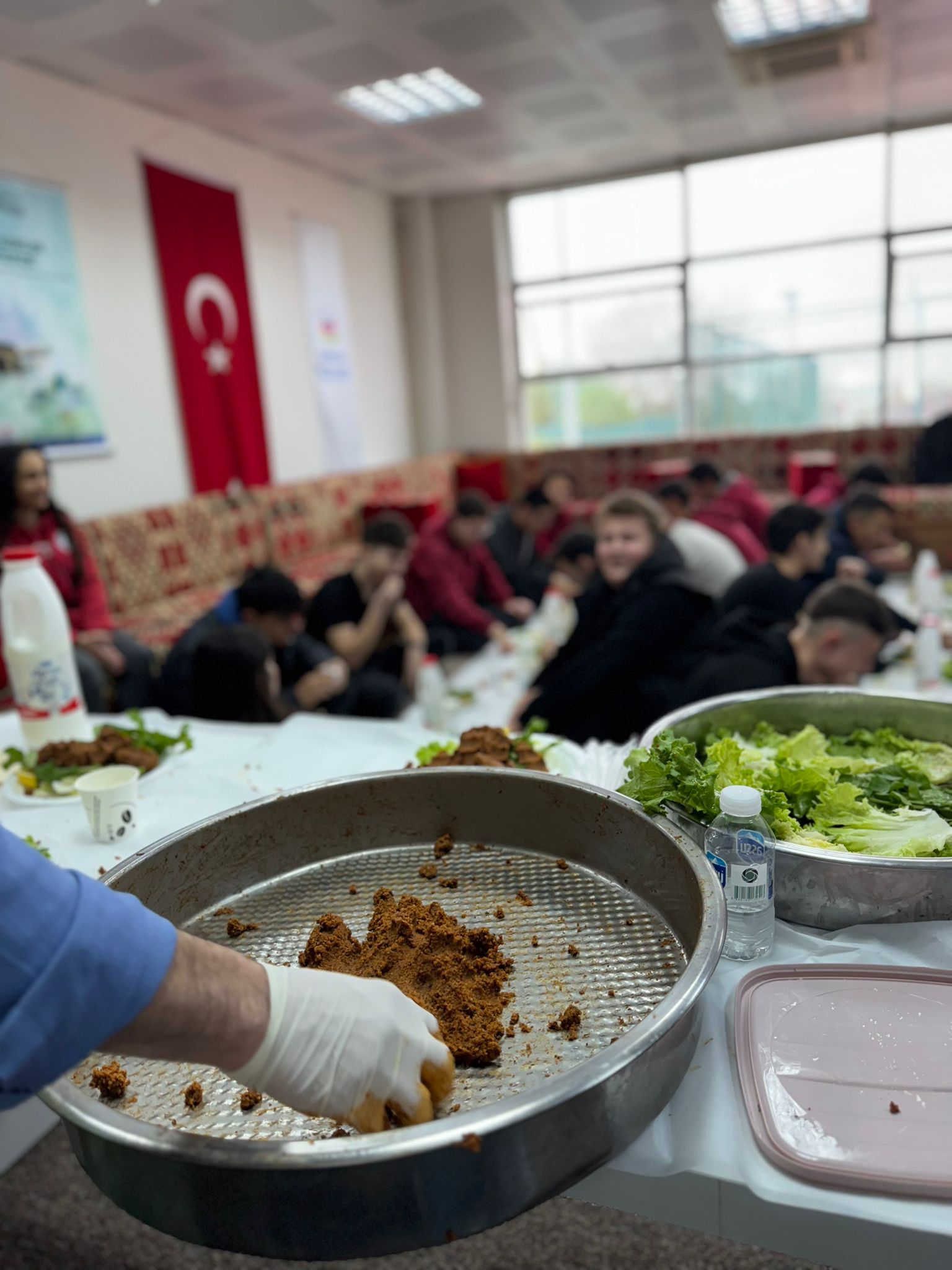 Turgutlu'da son sınıf öğrencileri ve öğretmenleri çiğköfte etkinliğinde buluştu
