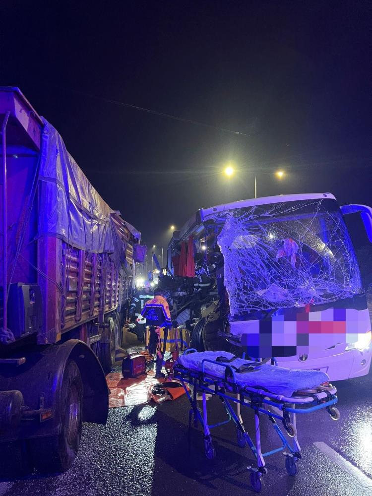 Ege'de otobüs kazası sonucu İngiliz turist hayatını kaybetti