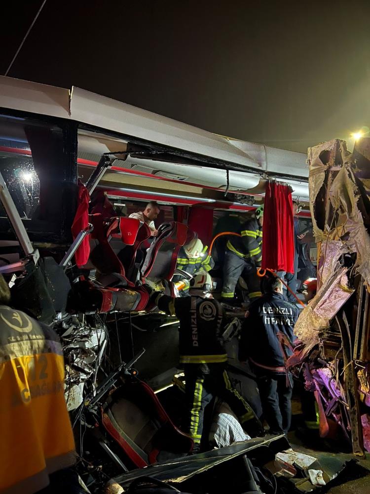 Ege'de otobüs kazası sonucu İngiliz turist hayatını kaybetti