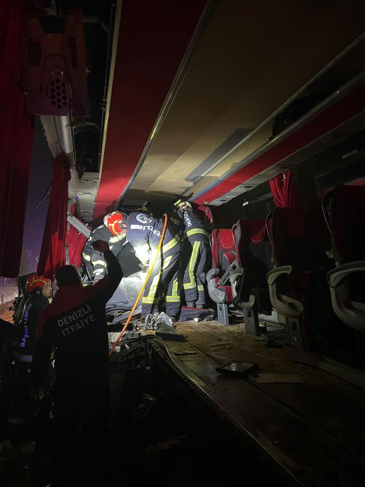 Ege'de otobüs kazası sonucu İngiliz turist hayatını kaybetti