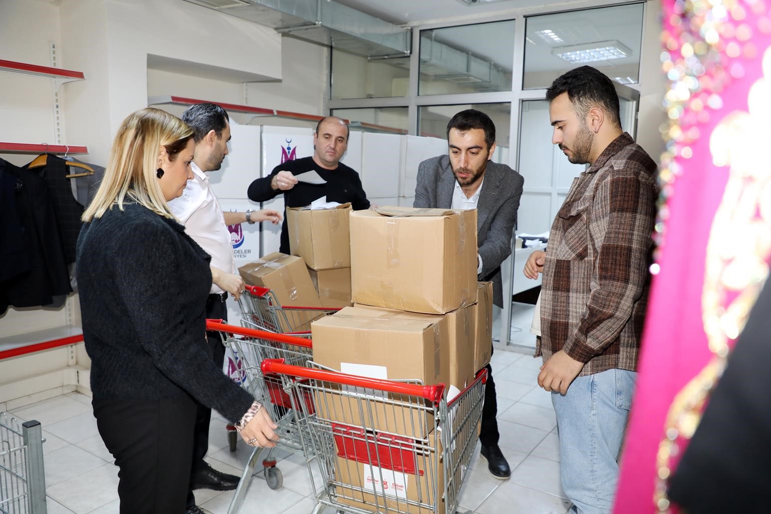 İhtiyaç sahiplerine gıda yardımı