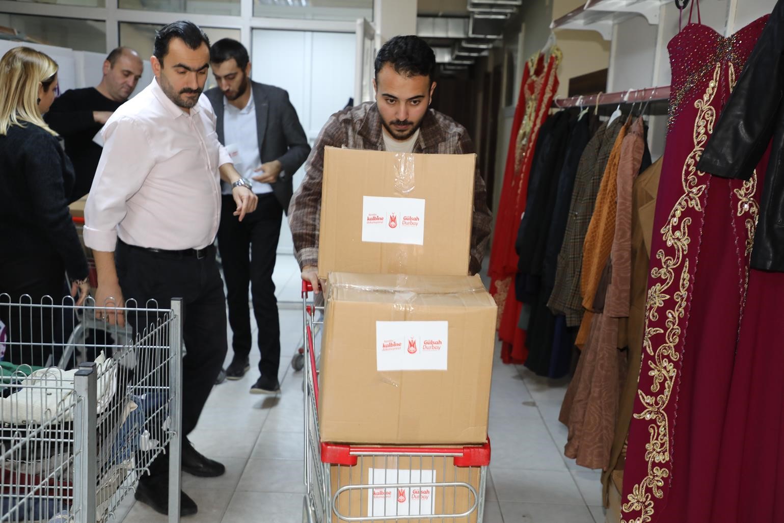 İhtiyaç sahiplerine gıda yardımı