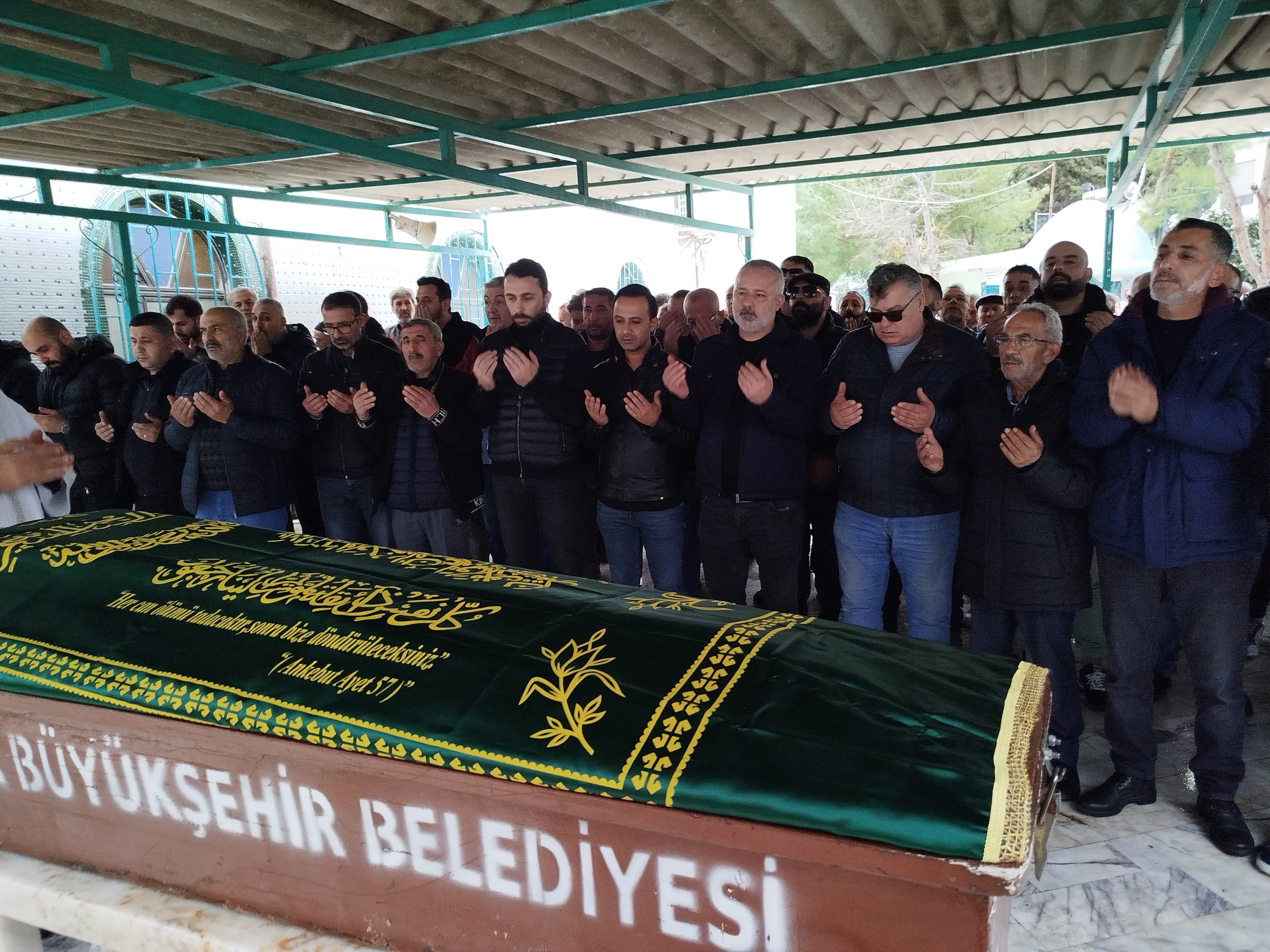 Araç içinde tabancayla vurulmuştu: Ölen kadın toprağa verildi