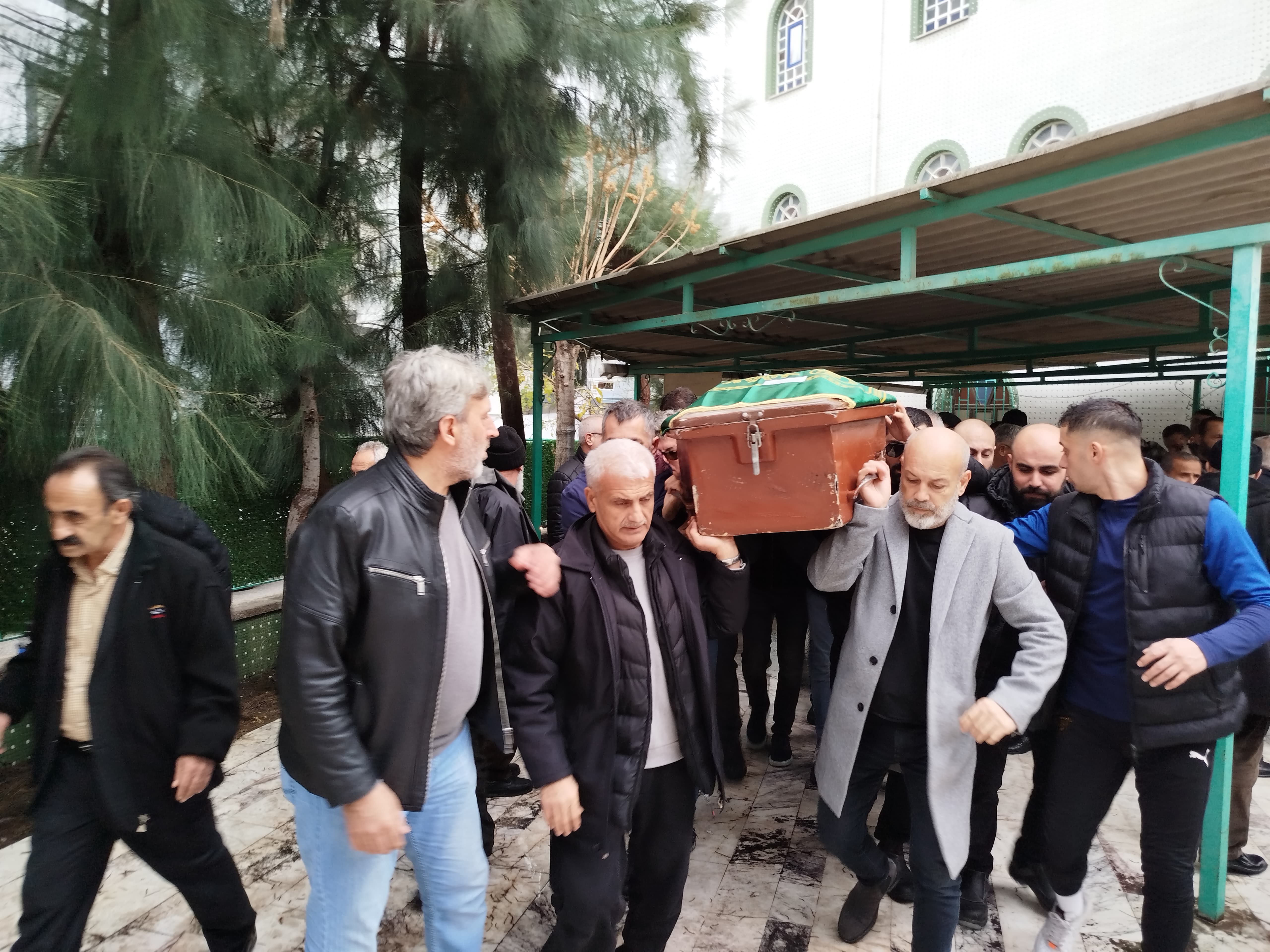 Araç içinde tabancayla vurulmuştu: Ölen kadın toprağa verildi