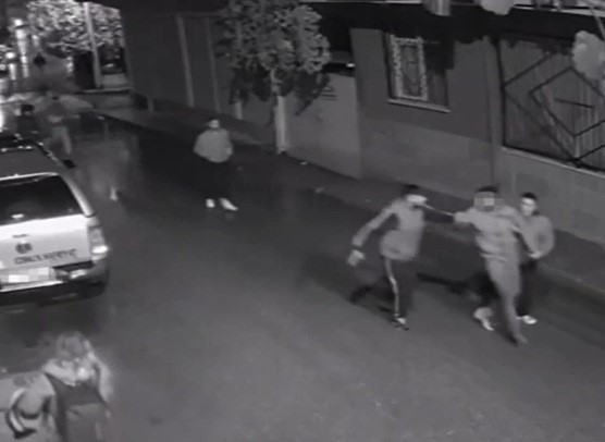 5 kişi saldırıp bıçakla ağır yaraladılar