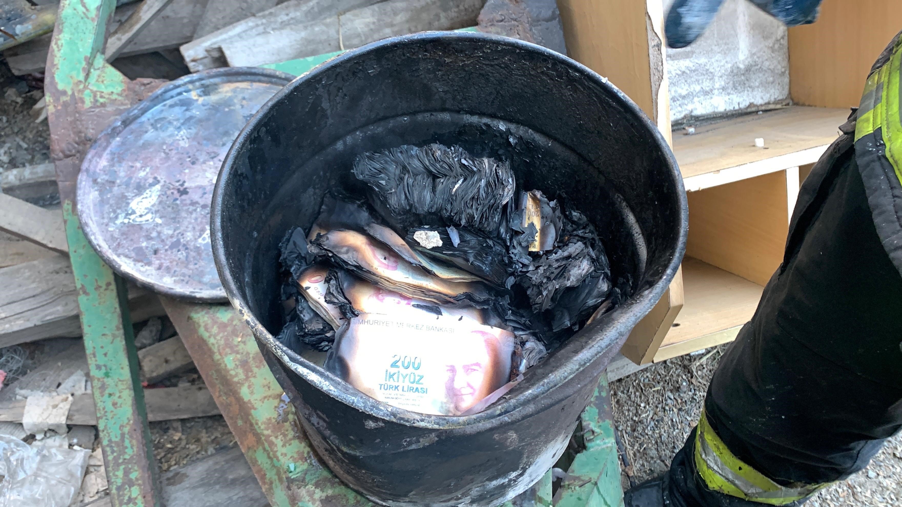 Kovada saklanan paralar kül oldu