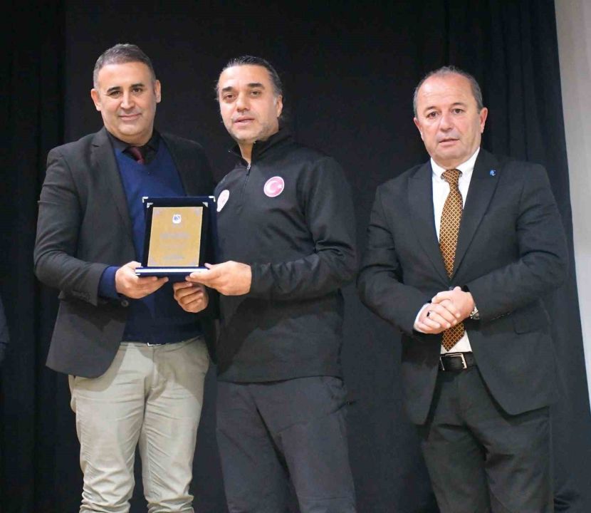 Uçan Manisalı Ruhi Sarıalp memleketinde anıldı