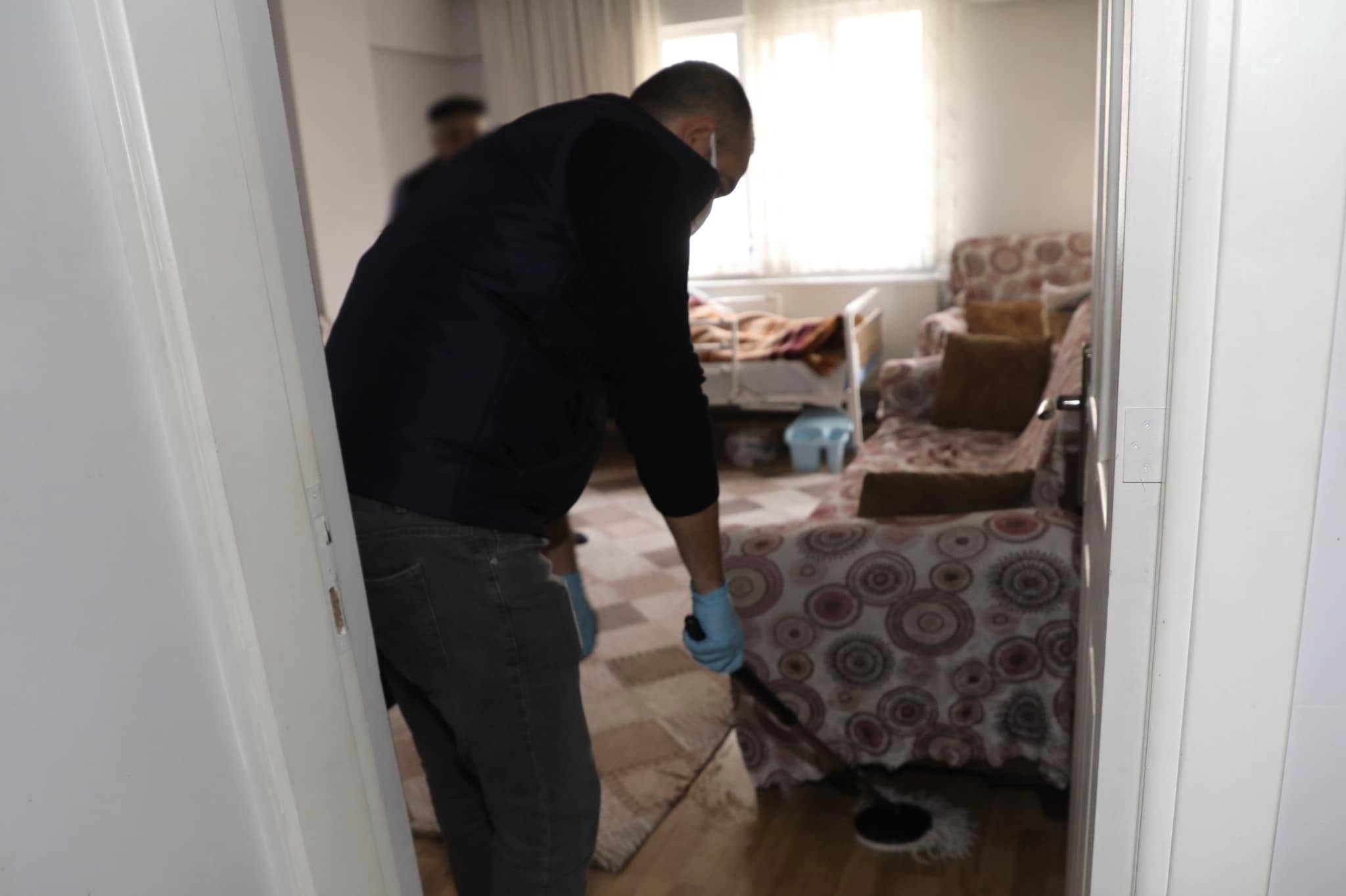 Şehzadeler Belediyesi'nden yaşlı ve engelli vatandaşlara evde temizlik hizmeti