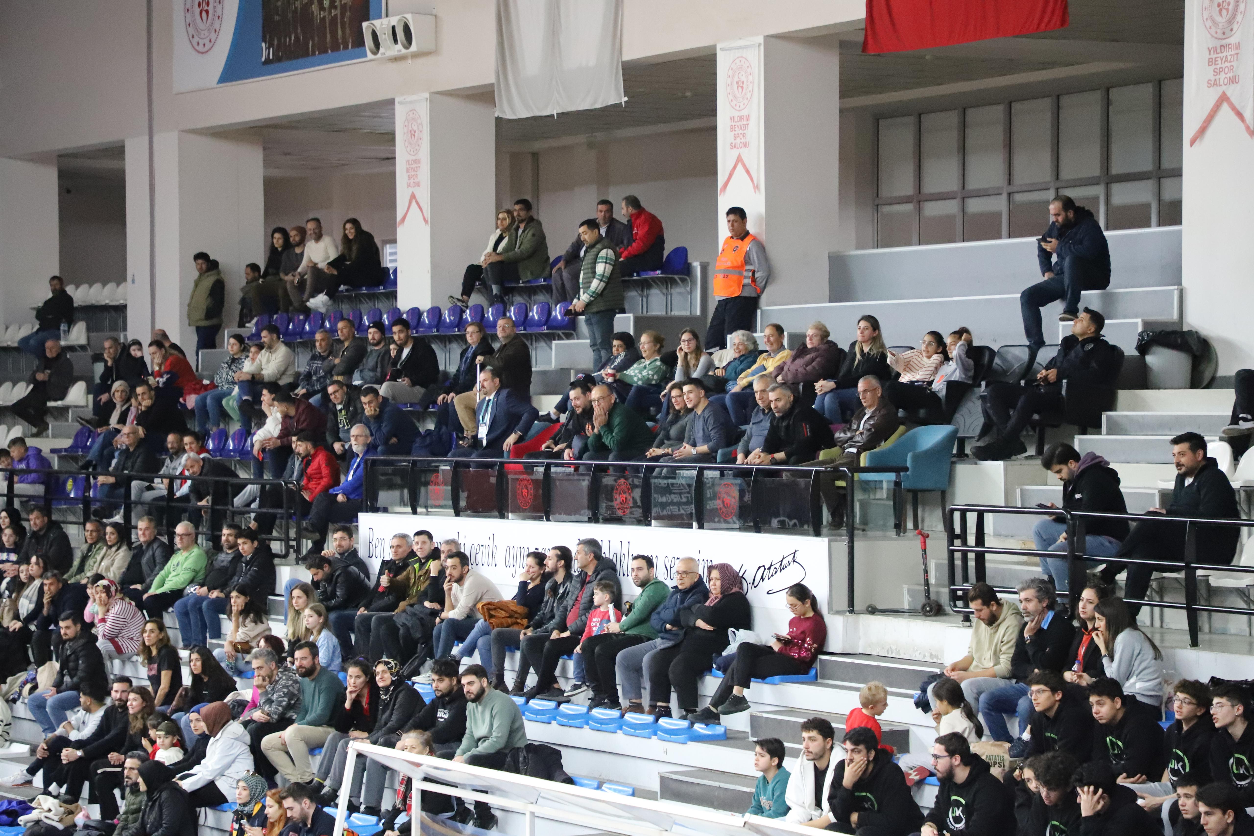 Turgutlu Belediyespor’un Kadın Takımlarından Çifte Zafer