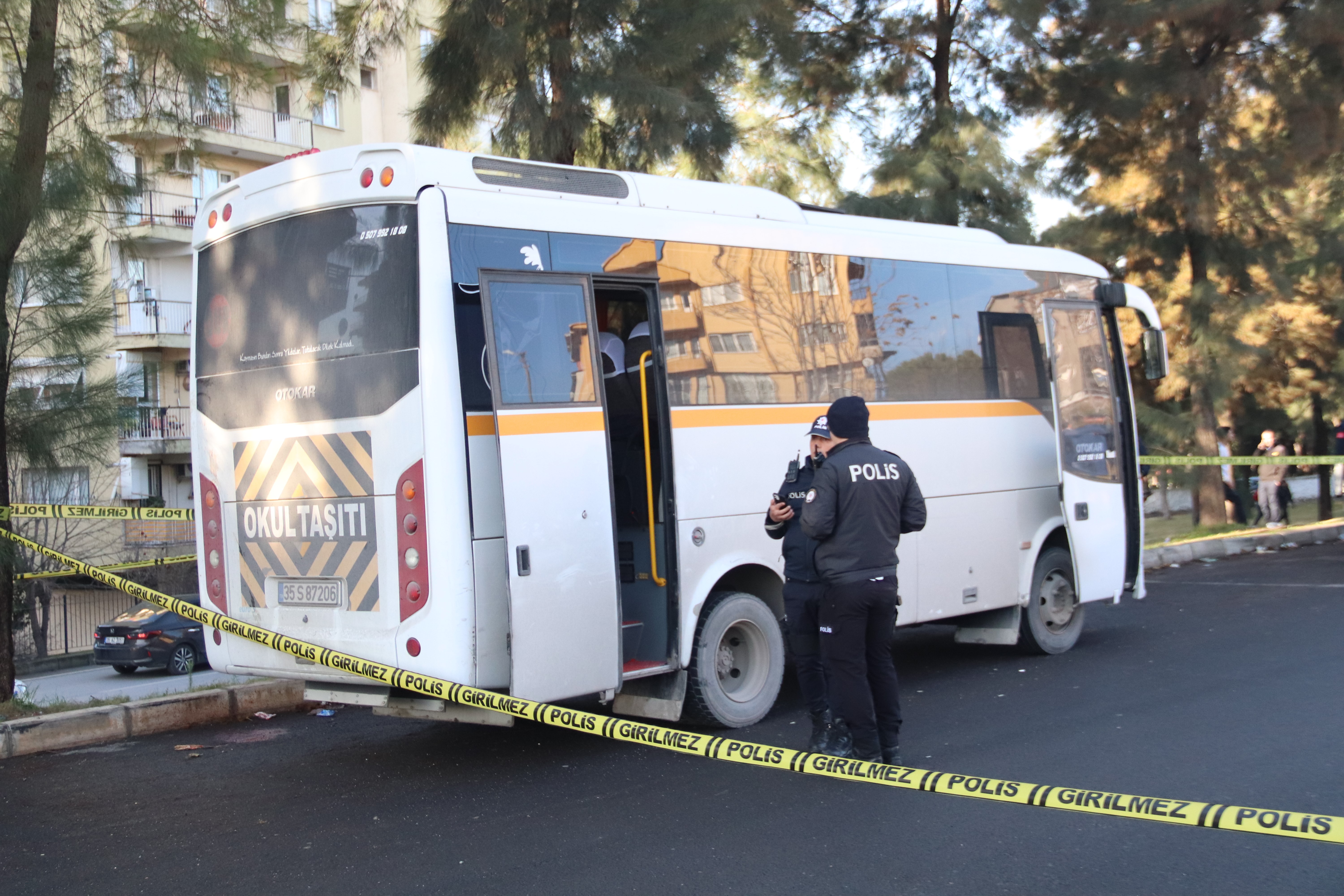 Öğrenci servisi park halindeki tıra çarptı!