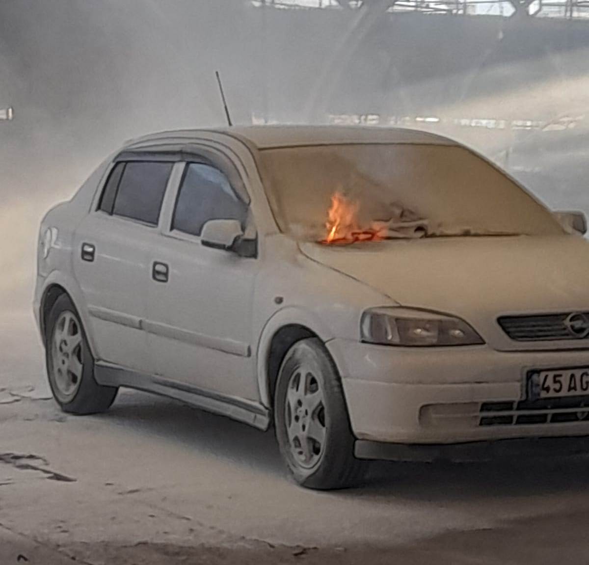 Park halindeki araç alev aldı!