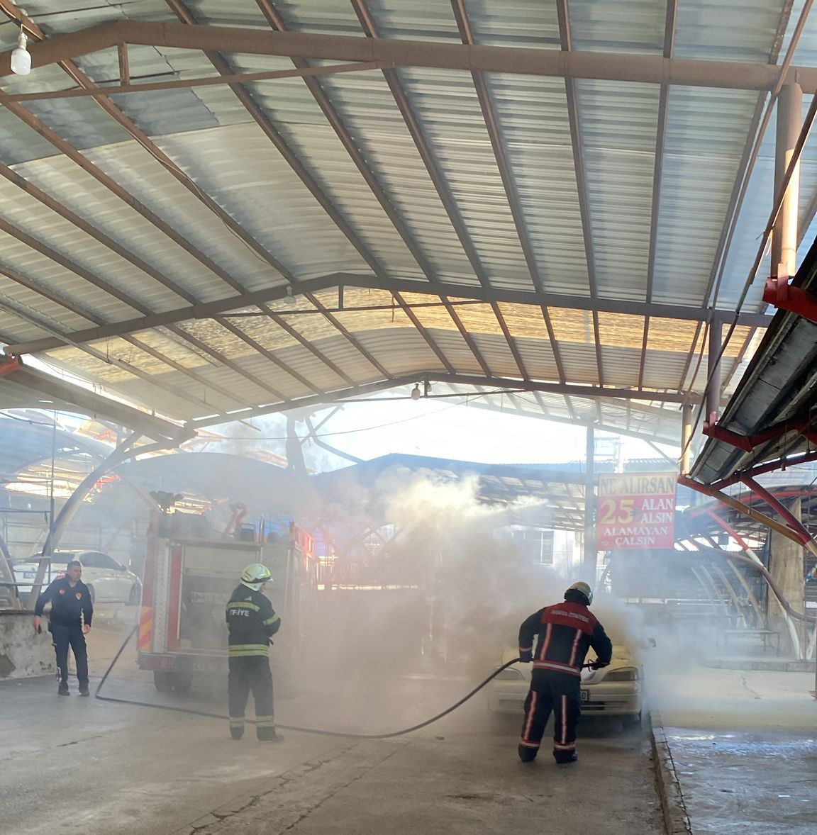 Park halindeki araç alev aldı!