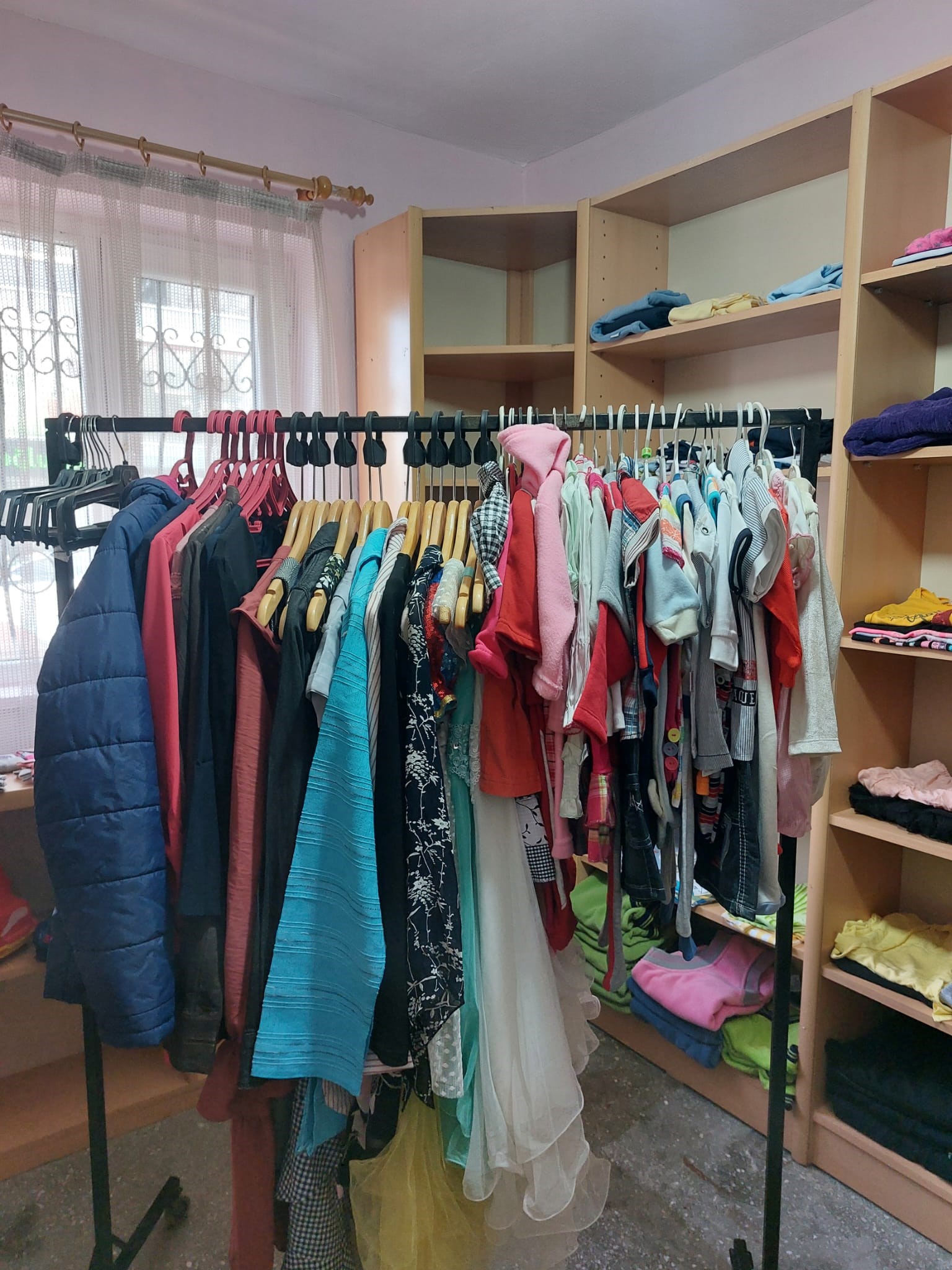 Kadın muhtardan ihtiyaç sahibi ailelere giyim mağazası