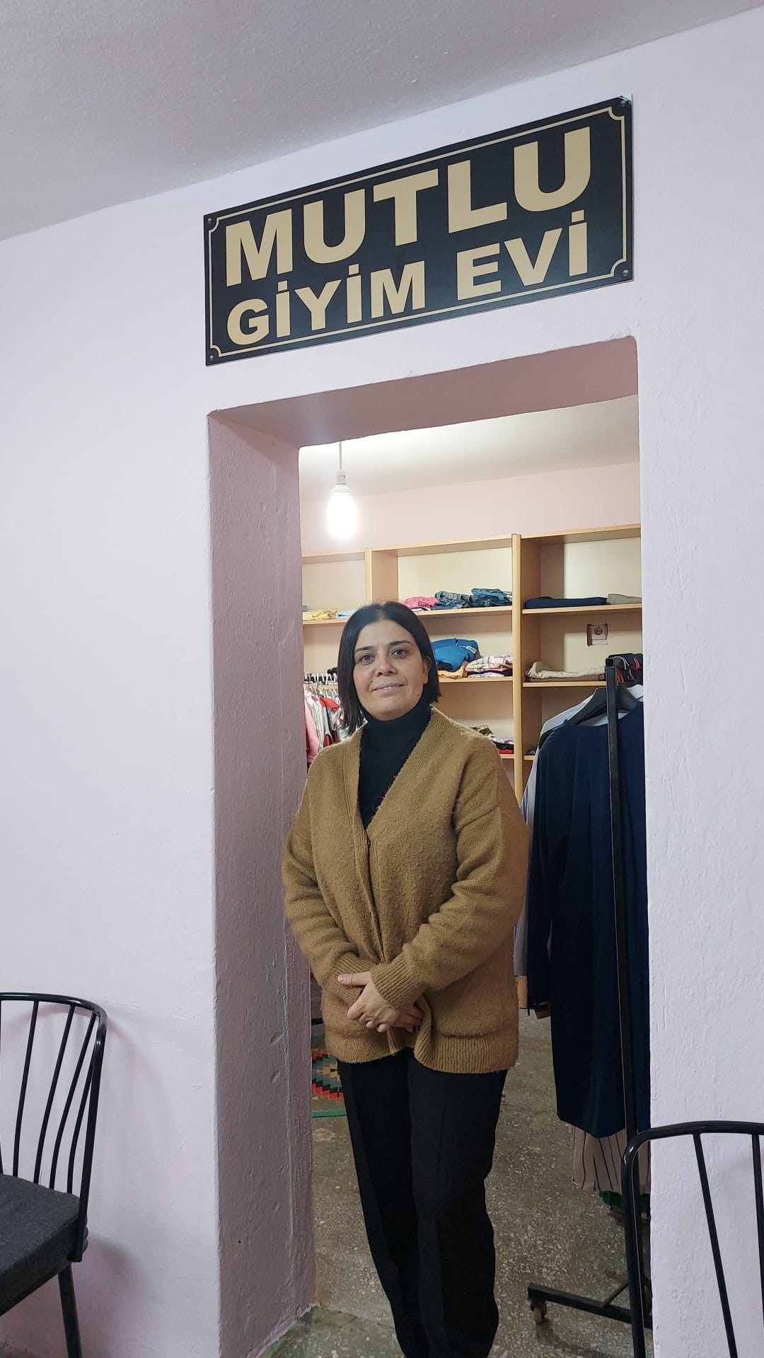 Kadın muhtardan ihtiyaç sahibi ailelere giyim mağazası