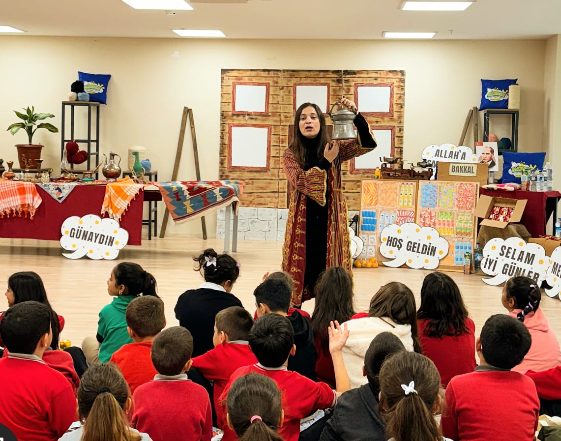 Mindere oturup, eğlenerek öğreniyorlar