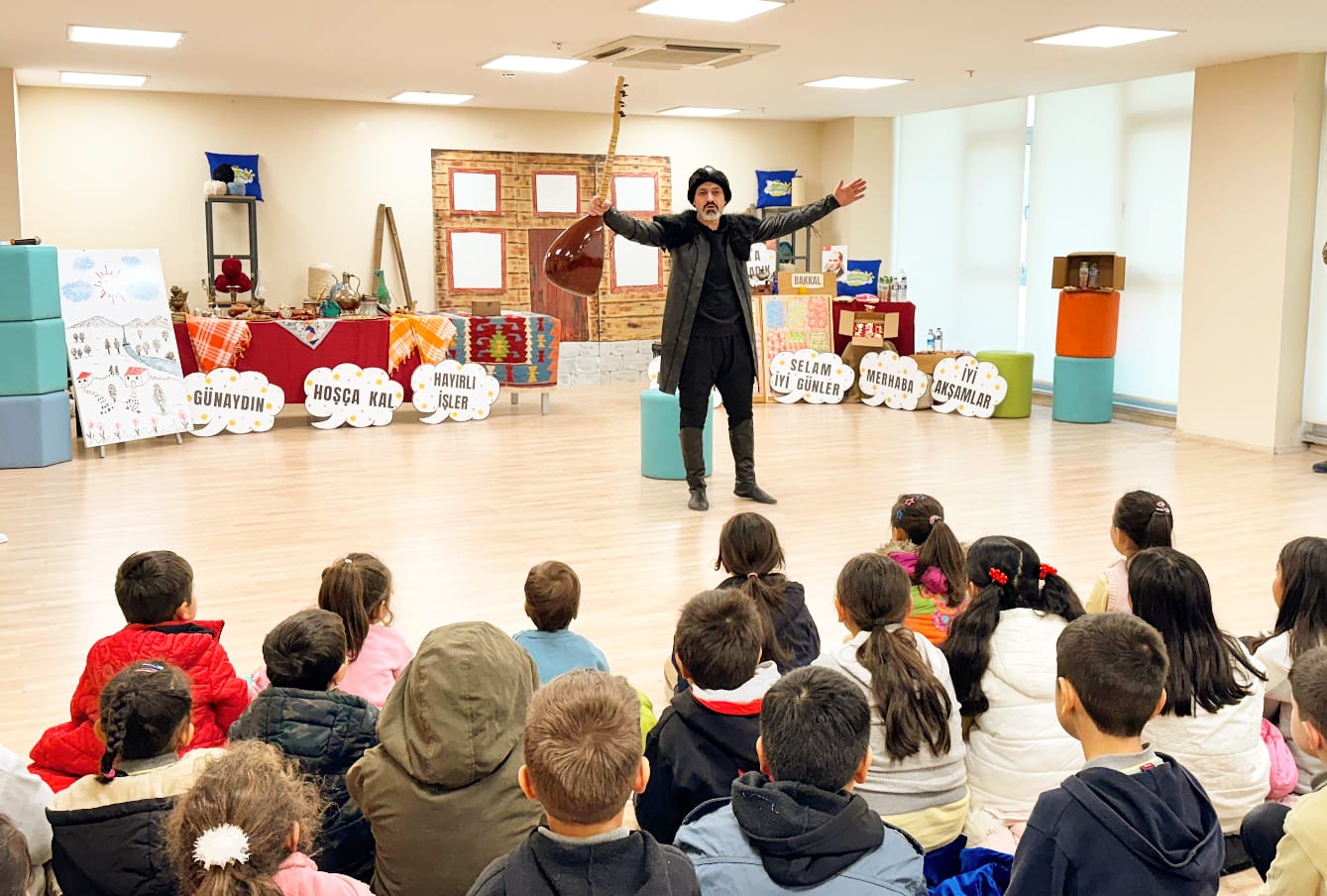 Mindere oturup, eğlenerek öğreniyorlar