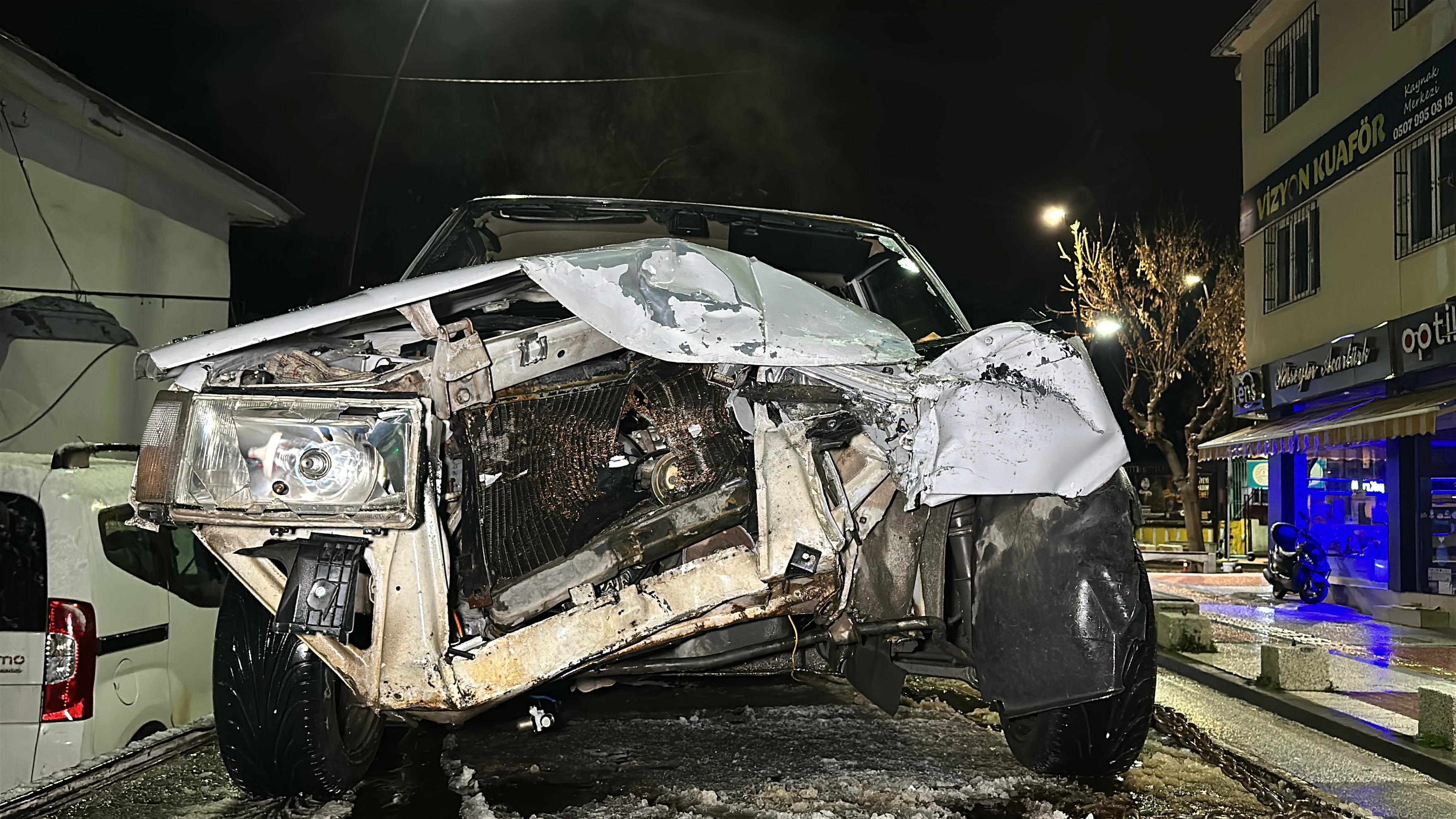 Feci kaza: İki araç çarpıştı