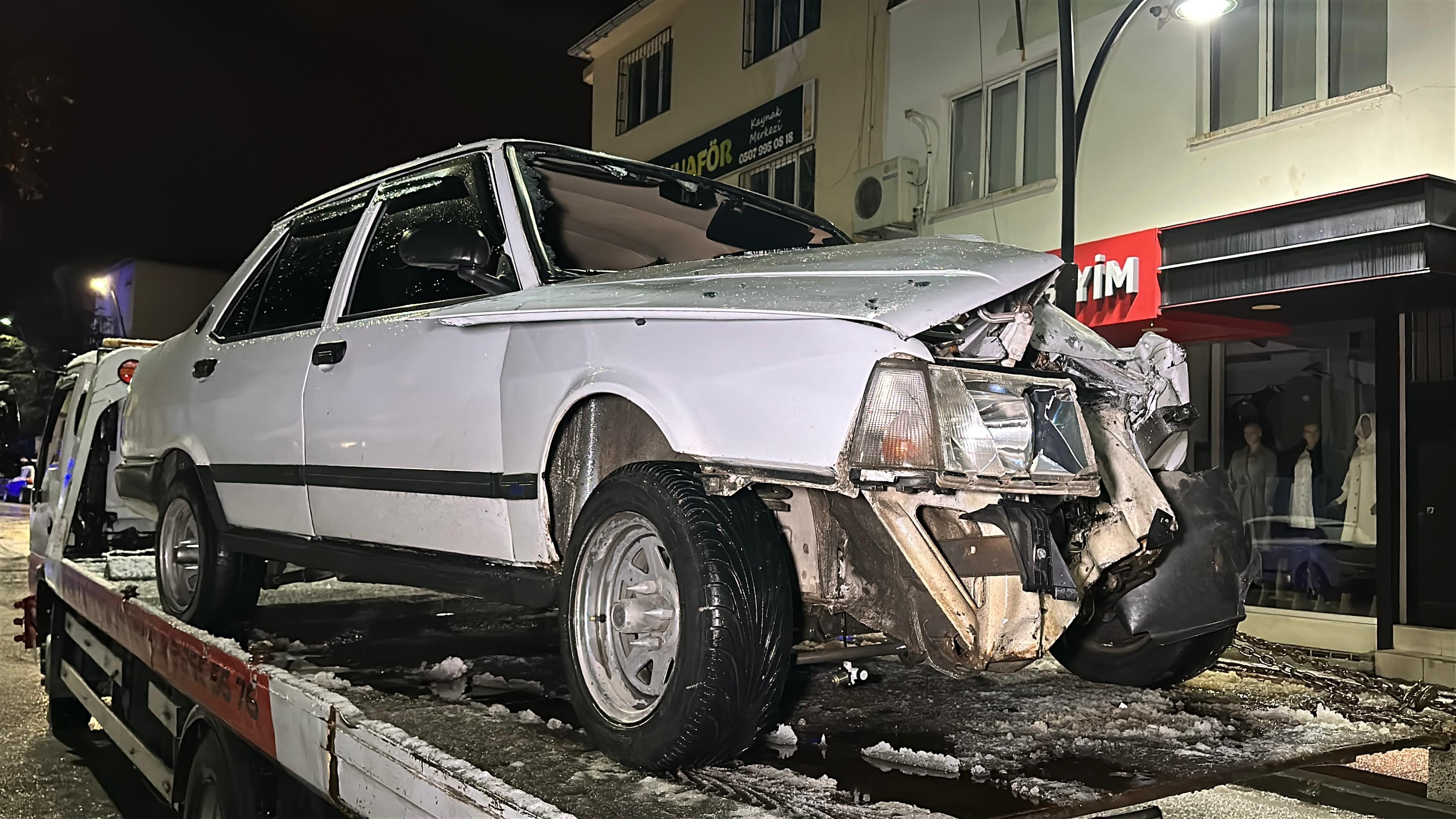 Feci kaza: İki araç çarpıştı