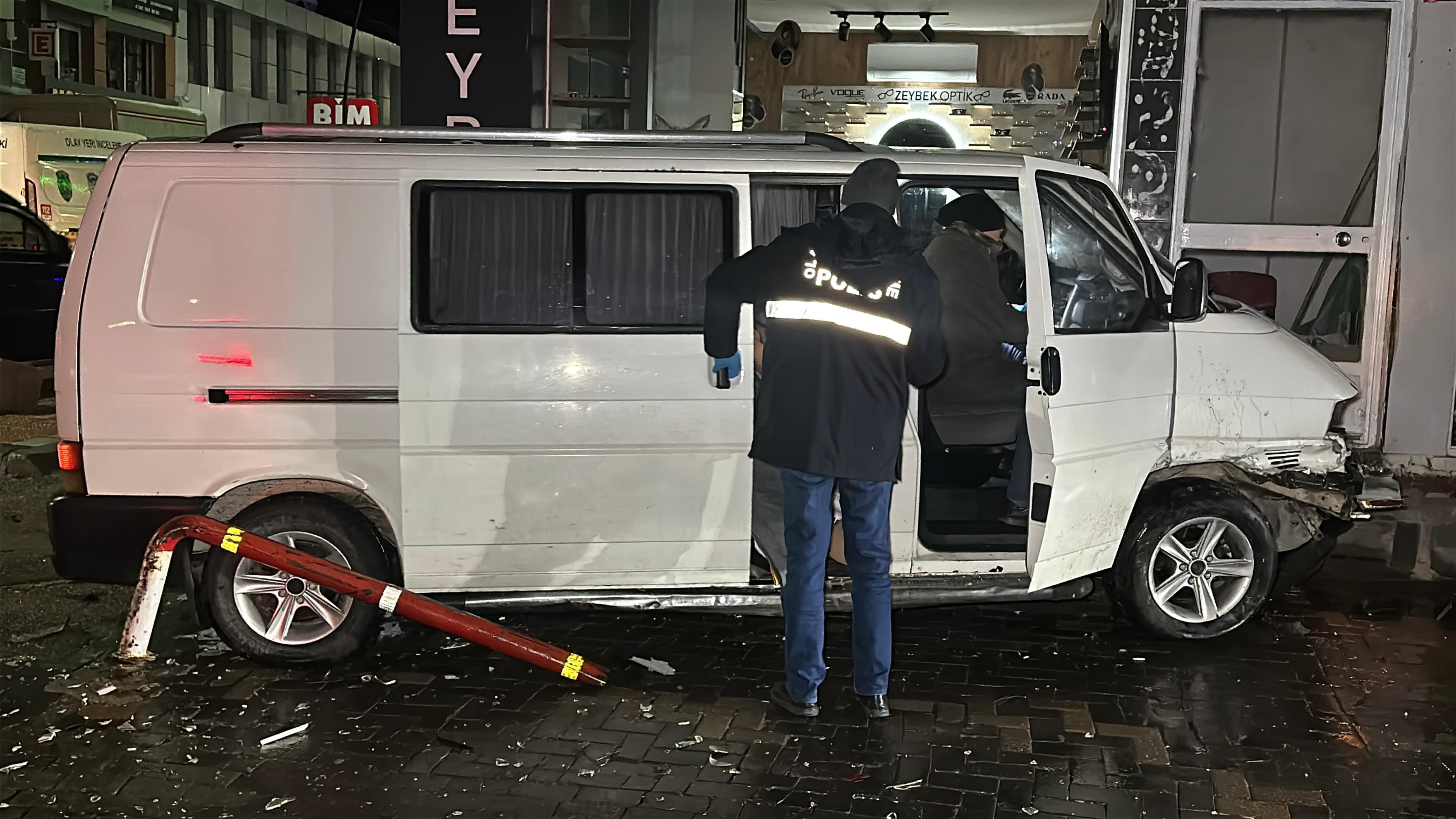 Feci kaza: İki araç çarpıştı