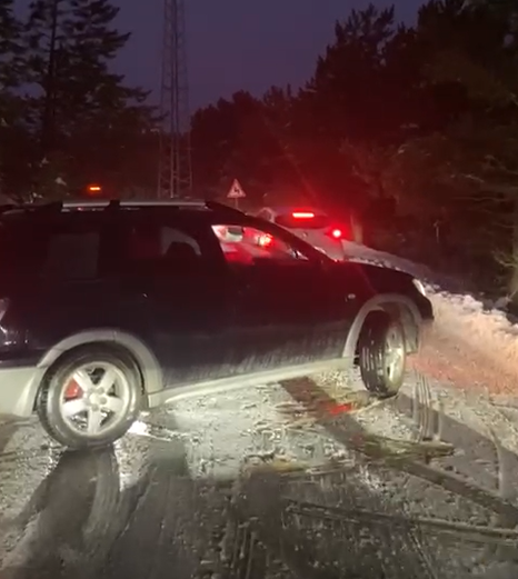 Spil Dağı Yolunda Kaza: TIR devrildi, araçlar mahsur kaldı!