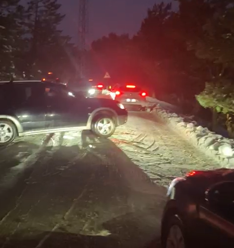 Spil Dağı Yolunda Kaza: TIR devrildi, araçlar mahsur kaldı!