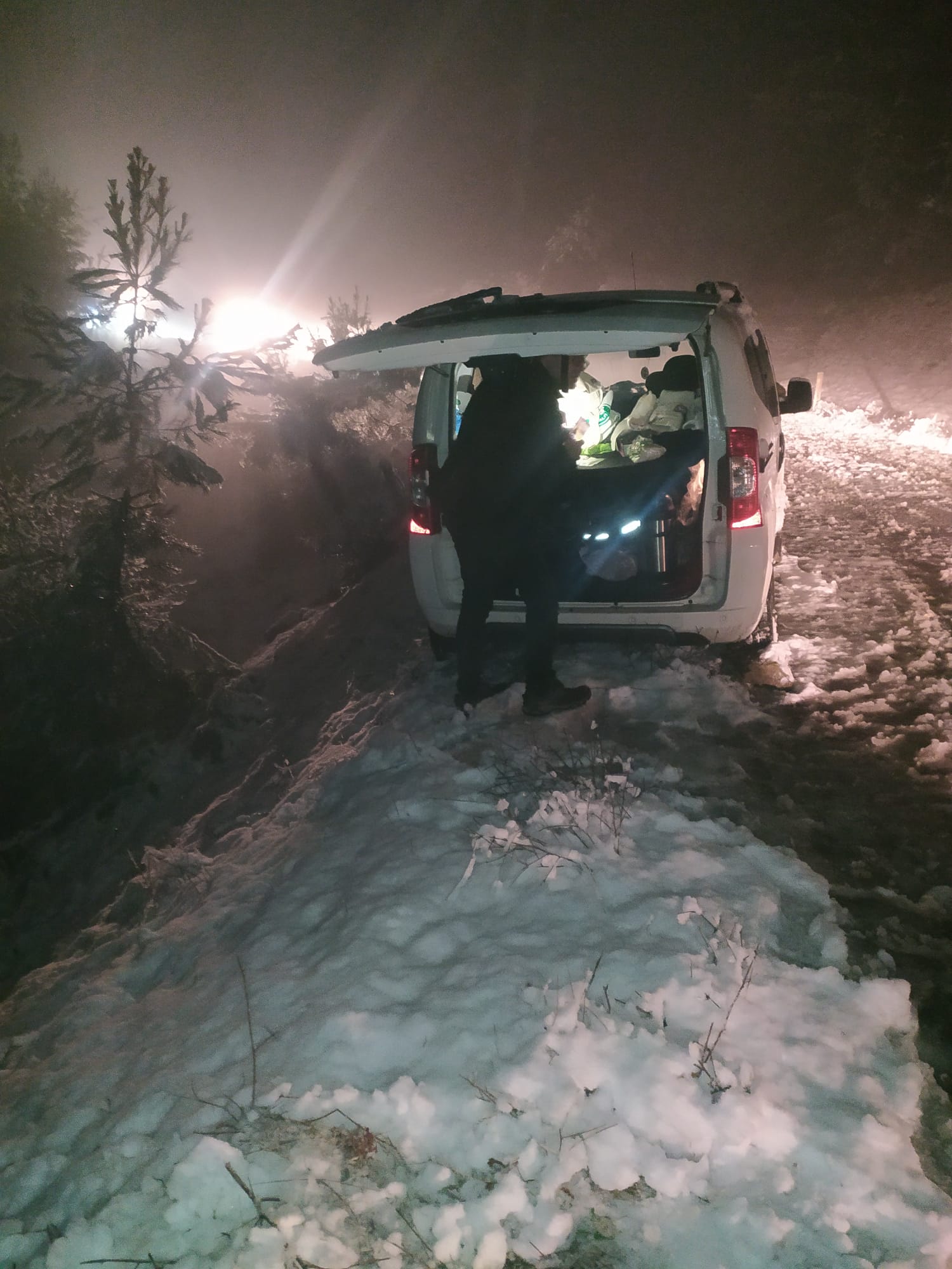 Karda mahsur kalan Turgutlulu aileler belediye ekipleri tarafından kurtarıldı