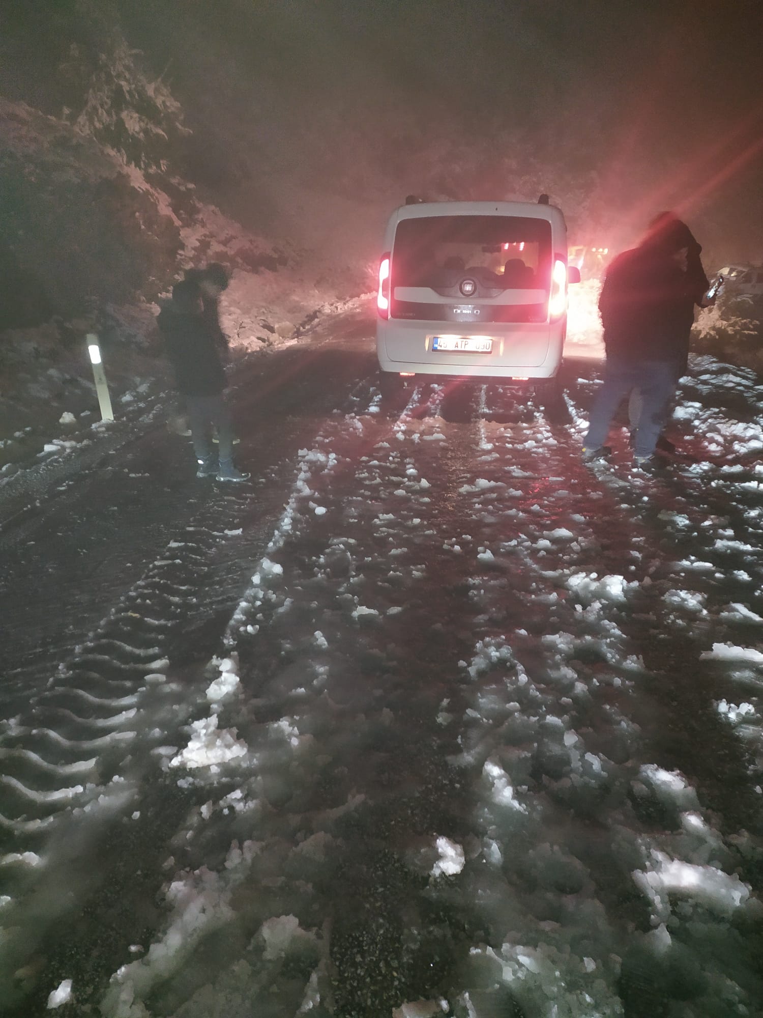 Karda mahsur kalan Turgutlulu aileler belediye ekipleri tarafından kurtarıldı