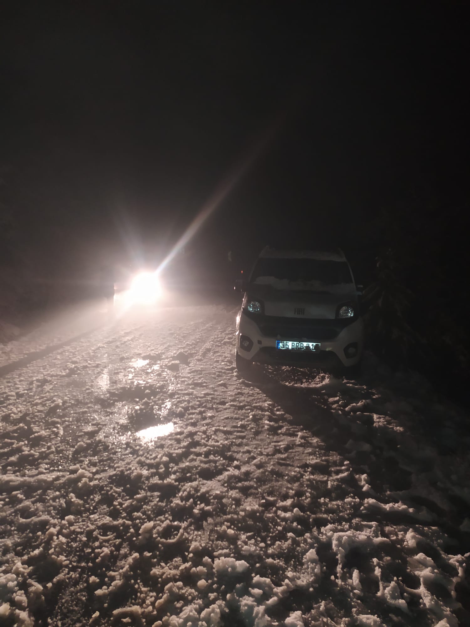 Karda mahsur kalan Turgutlulu aileler belediye ekipleri tarafından kurtarıldı
