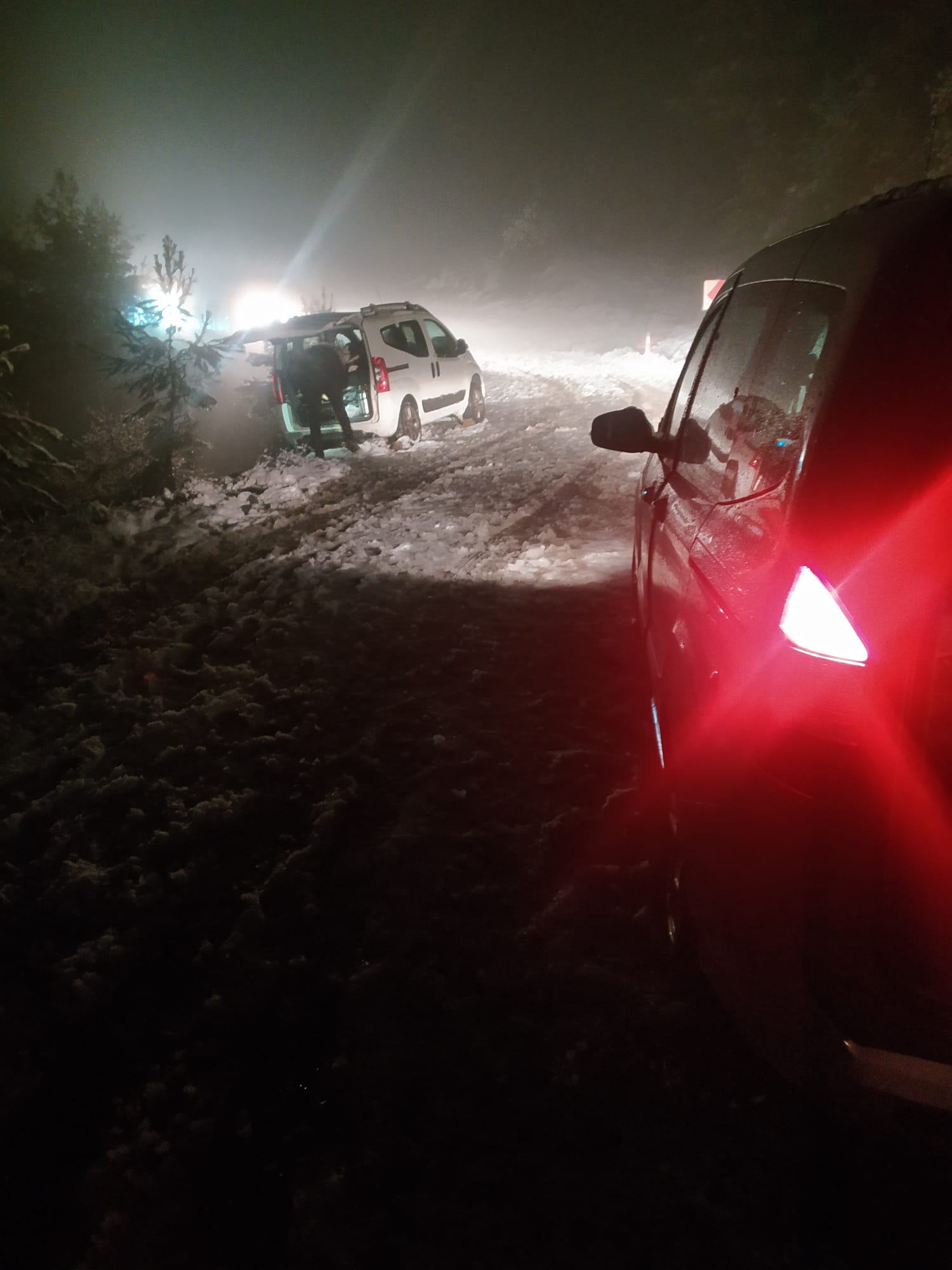 Karda mahsur kalan Turgutlulu aileler belediye ekipleri tarafından kurtarıldı