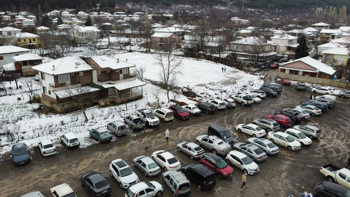 İzmir'in turizm merkezleri Bozdağ ve Gölcük beyaza büründü